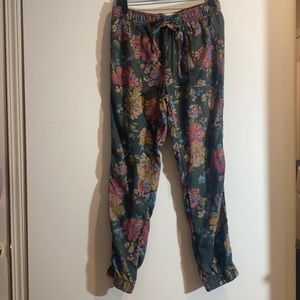 Nicole Miller casual floral pants/jogger pull on front deep pockets. Size small